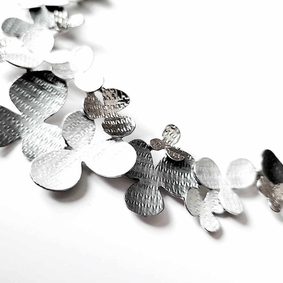 SPOUTNIK Silver Chain Link Multi-grey Textured Floral Shapes Necklace - Picture 7 of 11